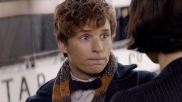 The bow tie of Norbert Dragon (Eddie Redmayne) in Fantastic Animals