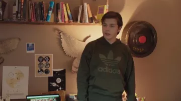 Adidas Trefoil hoodie, portés par Simon Spier (Nick Robinson) comme on le voit dans De l'Amour, Simon