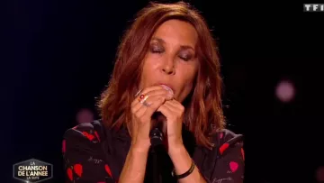 Blusa de pétalos negros de Zazie en La chanson de l'année 2018 en TF1