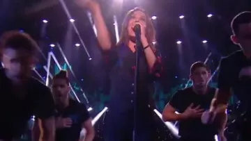 Chaqueta de chaleco sin mangas de Zazie en La chanson de l'année 2018 en TF1