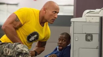 The yellow t-shirt of Bob Stone (Dwayne Johnson) in Agents almost secret