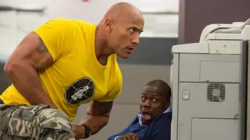 The yellow t-shirt of Bob Stone (Dwayne Johnson) in Agents almost secret