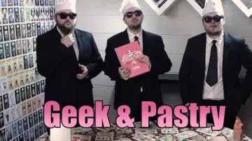 The book GEEK AND PASTRY in the youtube video We cook the pie of K of Men in Black !