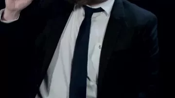 Suit and tie seen in Interview of the characters - Christmas Linksthesun