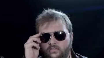 Sun glasses seen in Interview of the characters - Christmas Linksthesun