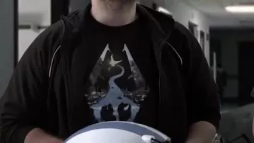 Camiseta de Skyrim en el video de linksthesun "Canciones francesas: el momento en que metió la pata (revisión)"