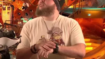 La camiseta de Assassin's Creed apareció en el video de Linksthesun "French Songs: The Moment It Screwed Up (Review)"