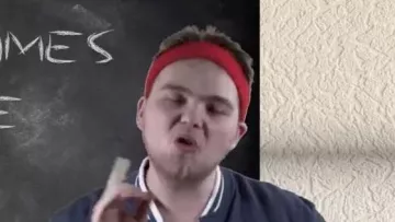 Sport Banner apareció en el video de LinkstheSun "Canciones francesas: el momento en que metió la pata (revisión)"