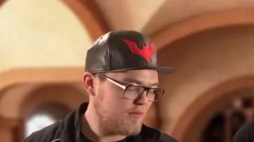 Red and Black Batman Cap apareció en el video de LInksthesun "Chansons françaises: le moment ça a merdé (crítica)"