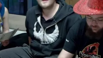 Sweat à capuche L'ETRANGE NOEL DE MONSIEUR JACK  vu dans Partie de Concept en famille ! de Linksthesun