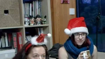 serre tête bonnet noël vu dans Partie de Concept en famille ! de Linksthesun