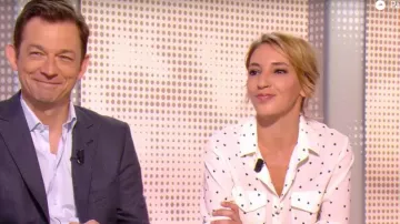 La camisa blanca con estampado de corazones de Nadia Daam en 28 minutos del 25/05/2018
