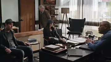 La lampe sur pied du bureau du Dr Bill Foster (Laurence Fishburne) dans Ant-Man et la Guêpe