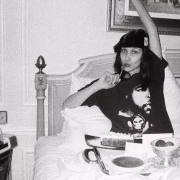 The t-shirt Ice Cube black Bella Hadid on his account Instagram