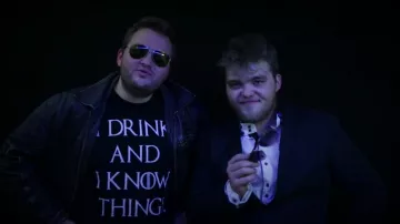 La camiseta "Bebo y sé cosas" usada por LinksTheSun en el video Le Point Video - Noviembre 2016