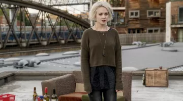 Le pull kaki de Riley Blue (Tuppence Middleton) dans Sense8 S02E01