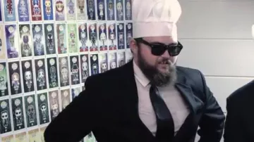 Gafas de sol en el video de YouTube ¡Cocinamos el pastel de K de Men in Black! (feat. los progenitores)