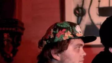 gorra de flores de batman vista en Las nuevas aventuras de Aladdin - 50/50 (revisión) por Linksthesun