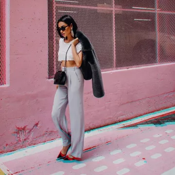 La pantalon gris porté par Shay Mitchell sur Instagram