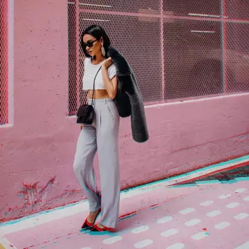 Los pantalones grises que lleva Shay Mitchell en Instagram