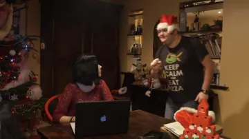 La camiseta: Mantén la calma y come pizza en el video de reseña de Game over - Vitaa feat. Gims Maestros de LinksTheSun