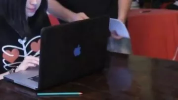 Mac laptop seen in Last danse - Indila (critique) of Linksthesun