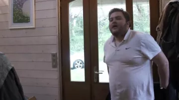 Nike polo visto en el video de YouTube Last Dance - Indila (reseña) de Linksthesun