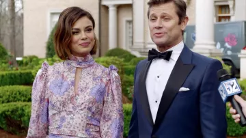 La blusa de vestir floral de Cristal Flores Carrington (Nathalie Kelley) en Dinastía S01E22