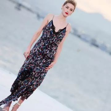 La robe Oli­vier Theys­kens portée par Amber Heard au Festival de Cannes 2018