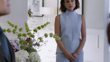 Le pantalon bleu clair évasé de Cristal Flores Carrington (Nathalie Kelley) dans Dynasty S01E18