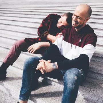 Sudadera con capucha Rojas, azules y blancas de Carlito Reyes en Instagram