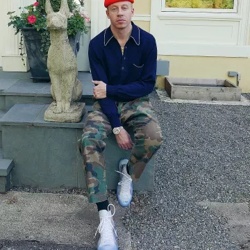 Converse Chuck Taylor All Star Hi Off-White usado por Macklemore en su publicación de Instagram