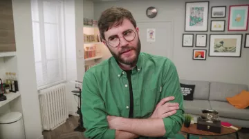 La camisa verde de Carhartt que lleva Cyprien en su vídeo de YouTuve Aprende un idioma