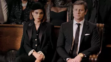 Cristal Flores Carrington (Nathalie Kelley) Detalle capa negra Blazer en Dinastía S01E16