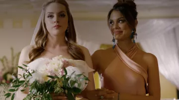 Cristal Flores Carrington (Nathalie Kelley) BluePompom oxydé par les boucles d'oreilles de la Dynastie S01E15
