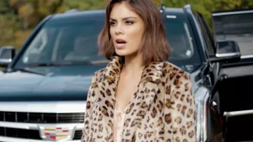 Cristal Flores Carrington (Nathalie Kelley) Léopard en Fausse Fourrure Manteau Dynastie S01E11