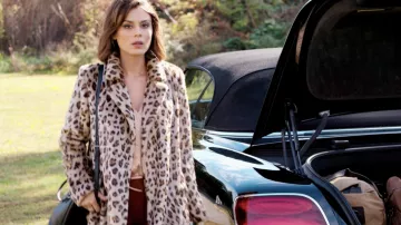 Le legging en daim marron de Cristal Flores Carrington (Nathalie Kelley) dans Dynasty S01E11