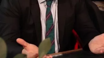 Corbata verde y roja vista en All Life - The Fools (reseña) por Linksthesun