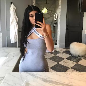Vestido Bodycon de grey Cross Detail usado por Kylie Jenner en Instagram