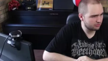 Piano Yamaha visto en Madame Pavoshko - Black M (reseña) por Linksthesun