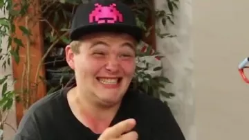 gorra de invasores espaciales vista en Madame Pavoshko - Black M (revisión) (versión de respeto) por Linksthesun