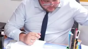 corbata vista en Madame Pavoshko - Black M (reseña) (versión de respeto) por Linksthesun