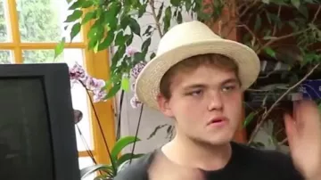 sombrero blanco visto en Mrs. Pavoshko - Black M (revisión) (versión de respeto) por Linksthesun