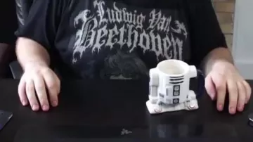 mug r2d2 visto en Madame Pavoshko - Black M (reseña) por Linksthesun