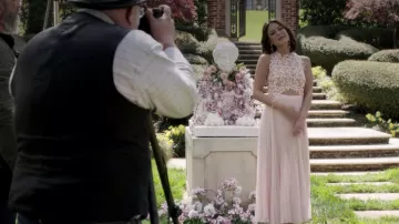 Cristal Flores Carrington (Nathalie Kelley) Guipure encaje y vestido floral plisado en Dinastía S01E01