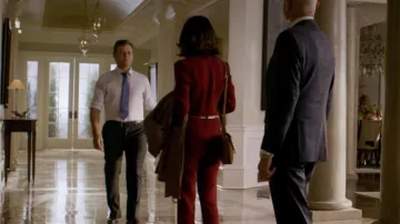 El bolso bandolera marrón tachonado de Cristal Flores Carrington (Nathalie Kelley) en Dinastía S01E03