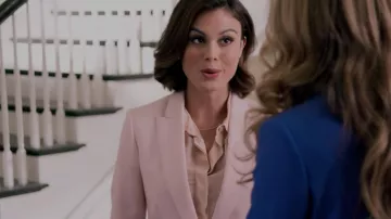 La rose blazer porté par Cristal Flores Carrington (Nathalie Kelley) dans la Dynastie S01E05