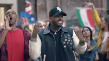 Le bomber Dsquared de Nicky Jam sur la vidéo Live it up