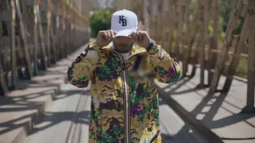 Le kway imprimé tropical de Nicky Jam dans la vidéo Live it up