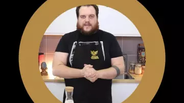 The figurine Hearthstone of Gastronogeek (Thibaud Villanova) in his video "Recipe The Legend of Zelda - The Cake Monster"